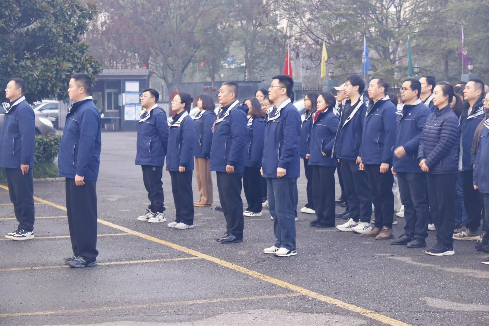 晨光映旗起新篇，凝新奮進(jìn)新征程